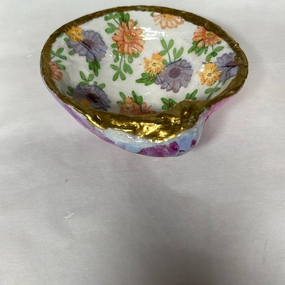 Hand Crafted Floral Gold-Trimmed Shell Trinket Dish - Picture 4 of 9